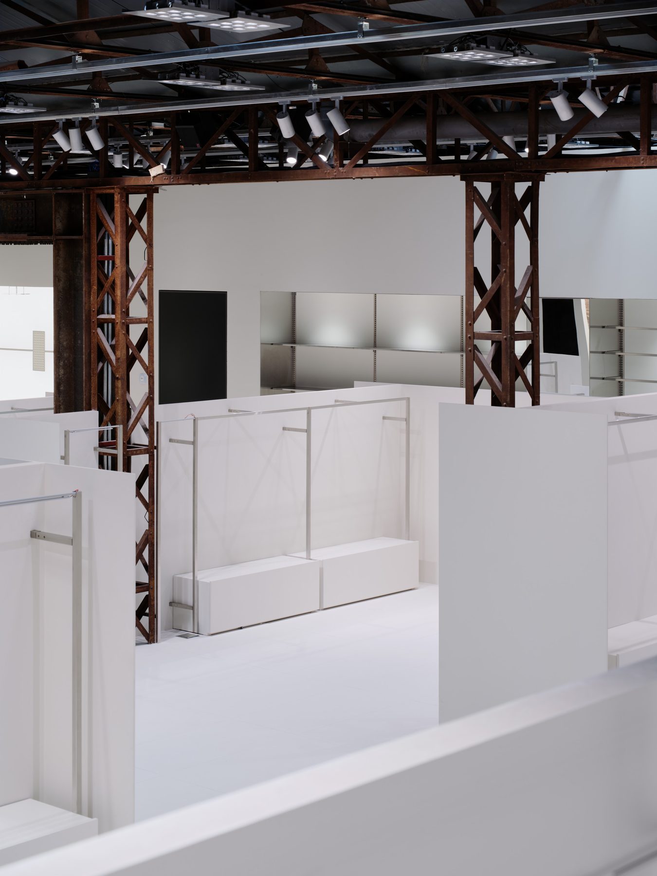 Musinsa Seongsu fitting volumes
